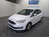 une Ford C-Max blanche garée dans un garage