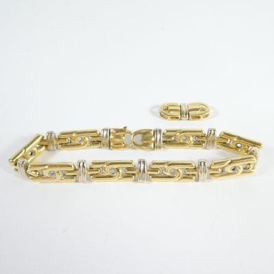un bracelet en or jaune serti de diamants sur fond blanc