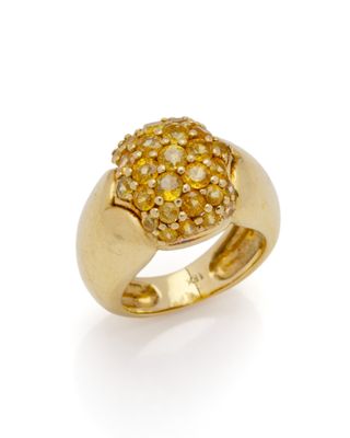 une bague en or jaune sertie d'un bouquet de diamants jaunes et blancs