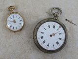 deux types différents de montres de poche posées sur la table