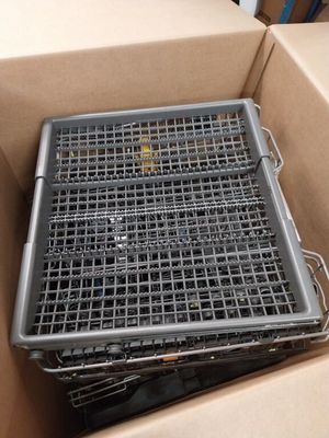 un panier en métal qui se trouve à l'intérieur d'une boîte en carton