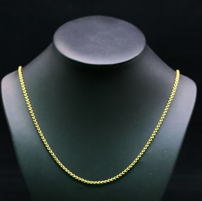 un collier à chaîne en or sur un mannequin mannequin mannequin mannequin mannequin mannequin mannequin mannequin mannequin mannequin
