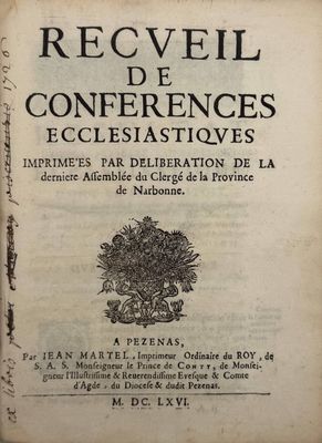 un vieux livre avec l'image d'un arbre dessus