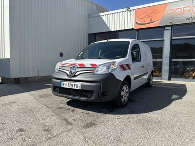 La camionnette est garée devant un immeuble sur le côté duquel est accrochée une pancarte.