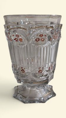 un vase en verre posé sur une table