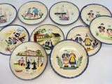 six assiettes ornées de motifs différents, posées sur un fond blanc