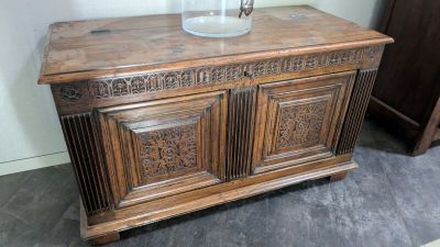 une armoire en bois surmontée d'une vitrine