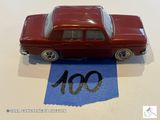 une petite voiture rouge posée sur une feuille de papier bleue