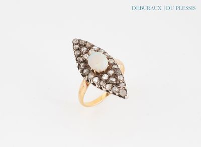 un gros plan d'une bague sertie d'une pierre et de diamants