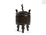 brûle-parfum en forme de dragon avec un socle en bois