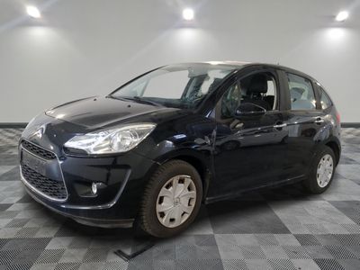 la voiture noire est garée dans le garage sur le sol en damier