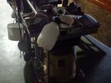 un petit chariot chargé de nombreux objets dans une pièce