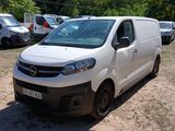 la photo d'une camionnette blanche garée sur un parking