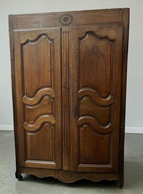 Armoire de style provençale, ouvrant par deux portes à faux …