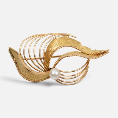 Gros plan sur une broche contenant une perle