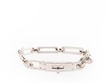 un bracelet en argent avec une barre sur le côté
