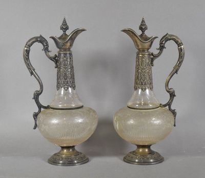 paire de vases anciens en verre plaqué argent, sur socles