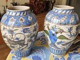 deux vases posés sur une table recouverte d'une nappe bleue et blanche
