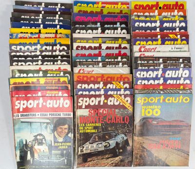 beaucoup de magazines empilés les uns sur les autres