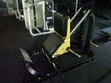 une machine posée sur le sol de la salle de sport