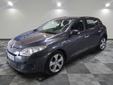 la voiture grise est garée dans le garage sur le sol en damier