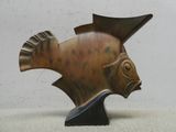 une sculpture représentant un poisson coiffé d'un casque