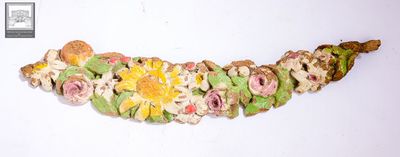 une photo d'une banane ornée de fleurs