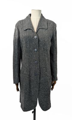 une image d'un manteau de femme sur un mannequin