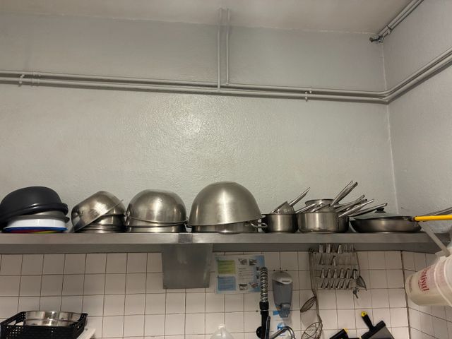 Ensemble de 10 casseroles, 12 culs de poule, une marmite inox, sp...