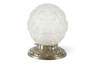 SUSPENSION boule en verre moulé, monture en métal argenté. (photo 6)