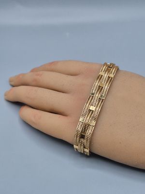 un bracelet au poignet d'une femme, sur un fond bleu