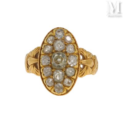 une image représentant une bague en or sertie d'un bouquet de diamants