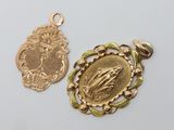 un gros plan d'une médaille d'or et une médaille d'or posée sur une surface blanche