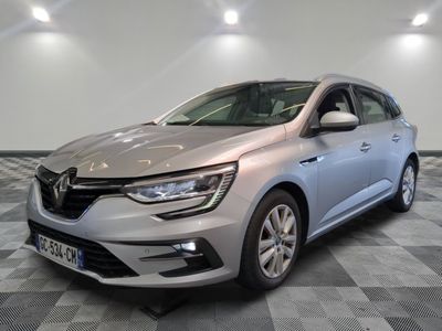 une voiture argentée garée dans une pièce au sol en damier