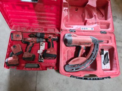 une caisse à outils rouge avec des outils sur le sol