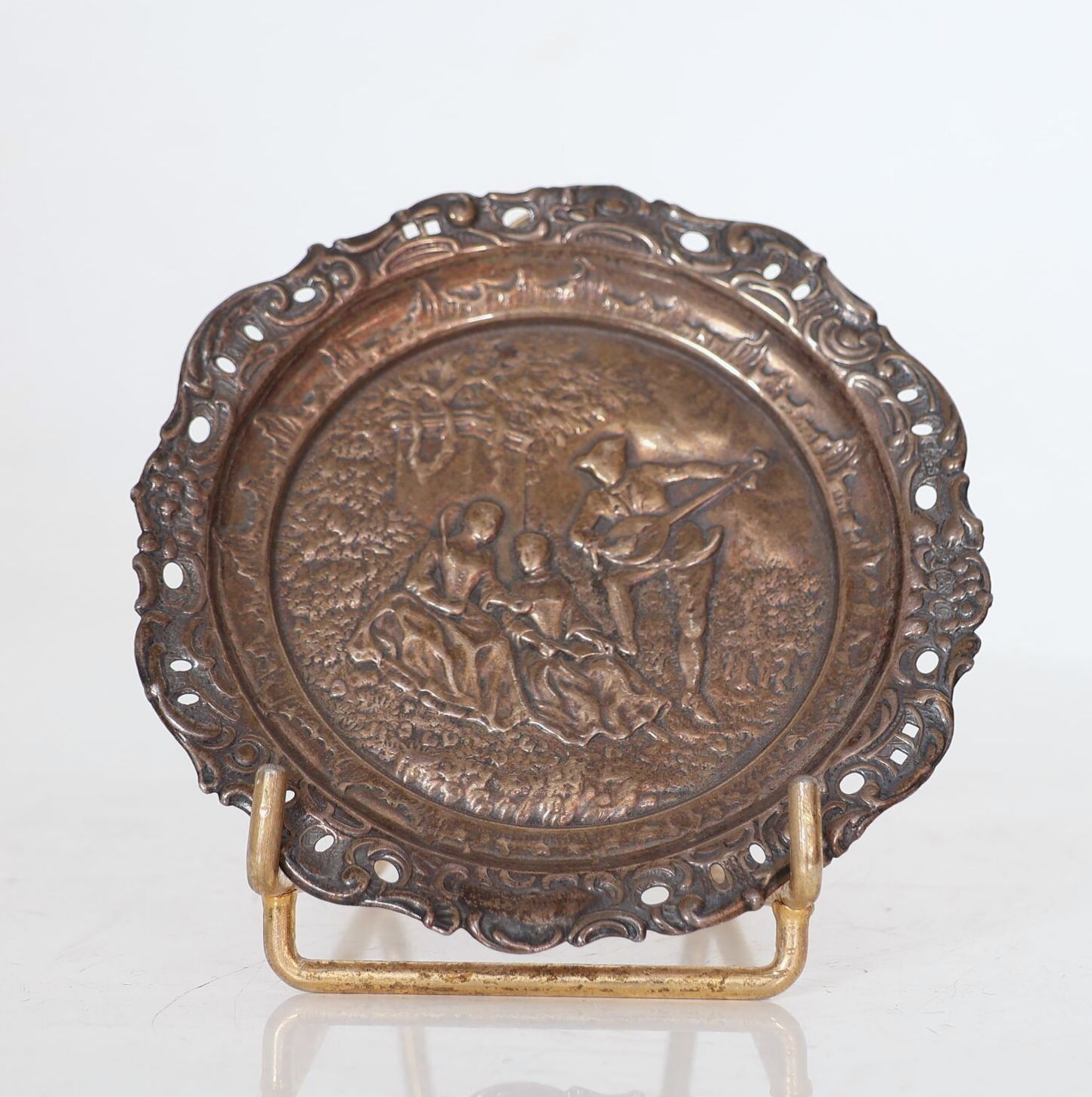 Coupelle en argent à décor de scène galante traitée au repoussé. Poinçon : Angleterre, lion passant. D_8 cm. Poids : ...