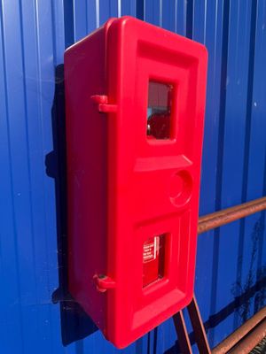 une borne d'incendie rouge située sur le côté d'un immeuble