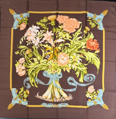 HERMÈS PARIS Carré 90 en twill de soie "Regina", signé Leïla…