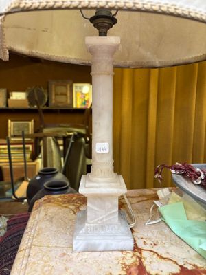 Pied de lampe en albâtre sculpté présentant une colonne sur une base