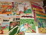 plein de bandes dessinées posées ensemble sur le lit