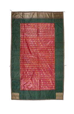 un sari en soie rouge et vert, orné d'une bordure verte