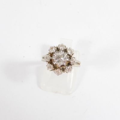 une image d'une bague en diamant sur fond blanc