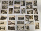 tout un tas de vieilles photos rassemblées sur la table