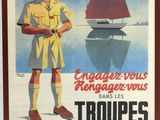 tableau représentant un homme en uniforme tenant un plateau, avec un voilier en arrière-plan