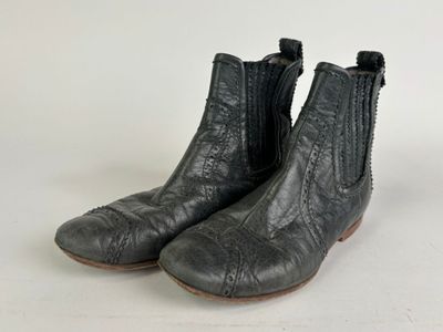 BALENCIAGA - Paire de boots, cuir effet froissé vert sapin.
