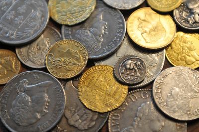 un lot de pièces de monnaie posées sur une table