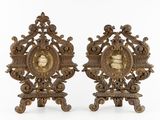 une paire de socles d'horloge en laiton ancien, ornés de sculptures élaborées
