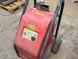 une machine rouge posée sur le sol