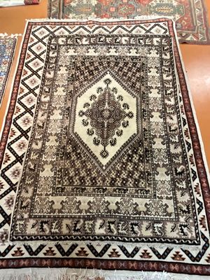 Tapis d'Orient noué main Motif central sur fond beige