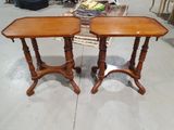 paire de tables d'appoint anciennes aux pieds tournés